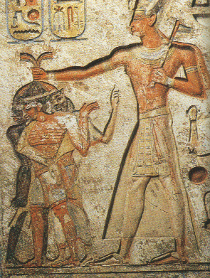 Pharaon tient les ennemis par les cheveux en signe de domination