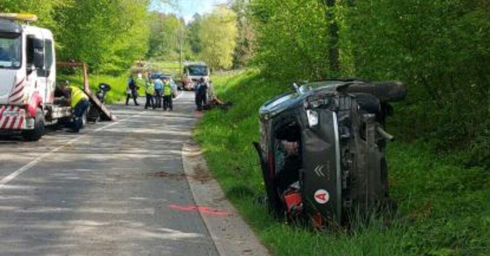 Carnets De Notes Un Accident Impliquant Une Voiture Et Quatre Motos