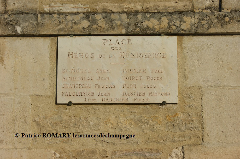 Plaque des Héros de la résistance. Les Riceys (10) Zqzd