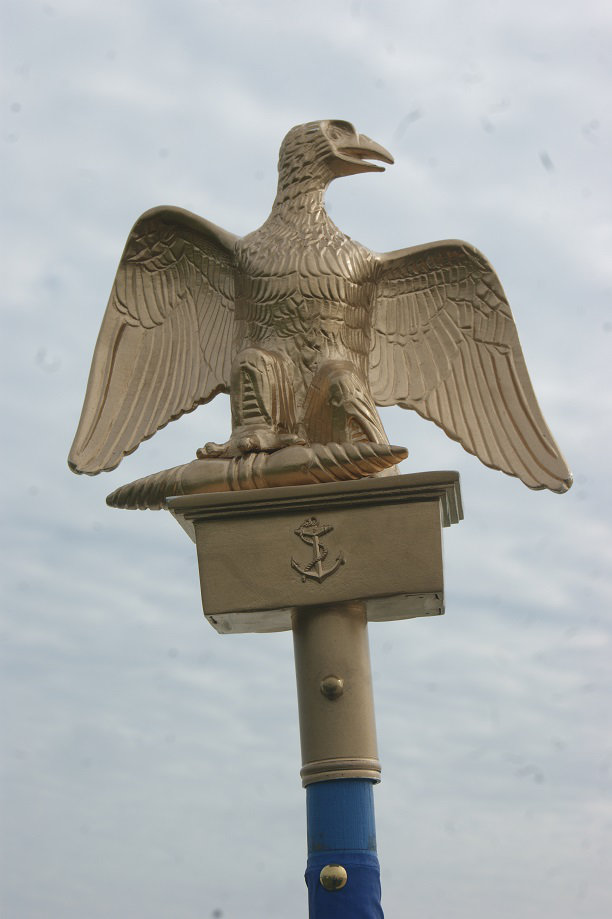 Drapeau et aigle des marins de la Garde D7vl