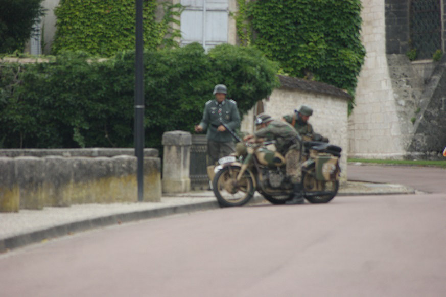 Reconstitution à Mussy avec les maquisards de 1944 Lkri