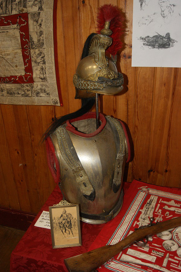 Casque et cuirasse d'officier de cuirassiers. 38x9