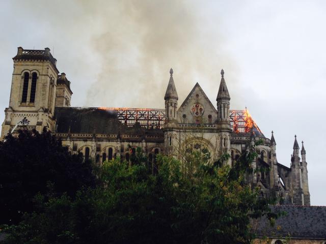 La basilique de Nantes qui a brulé hier......en 1914 avec canons 75 ! G02q