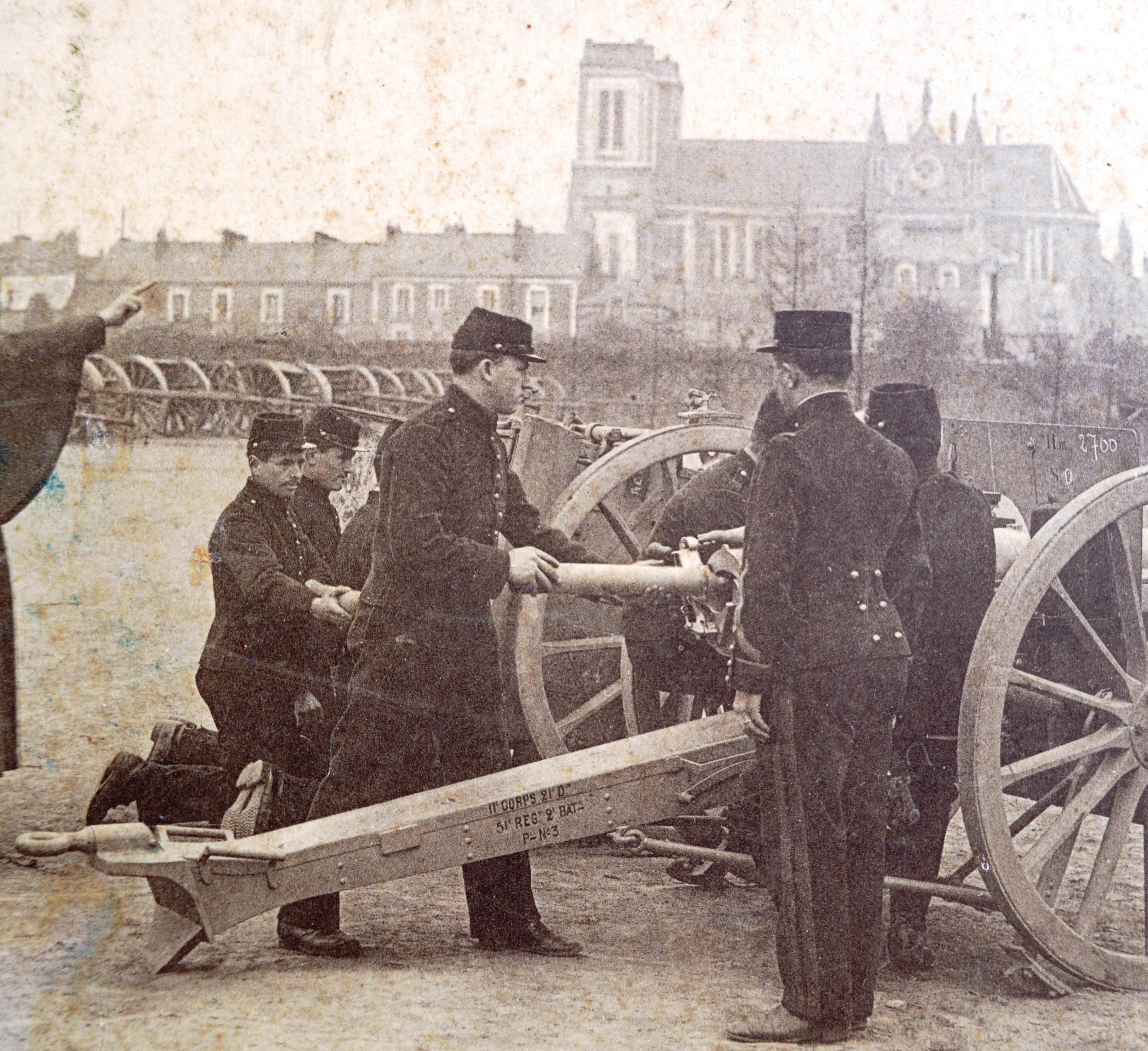 La basilique de Nantes qui a brulé hier......en 1914 avec canons 75 ! Y6el