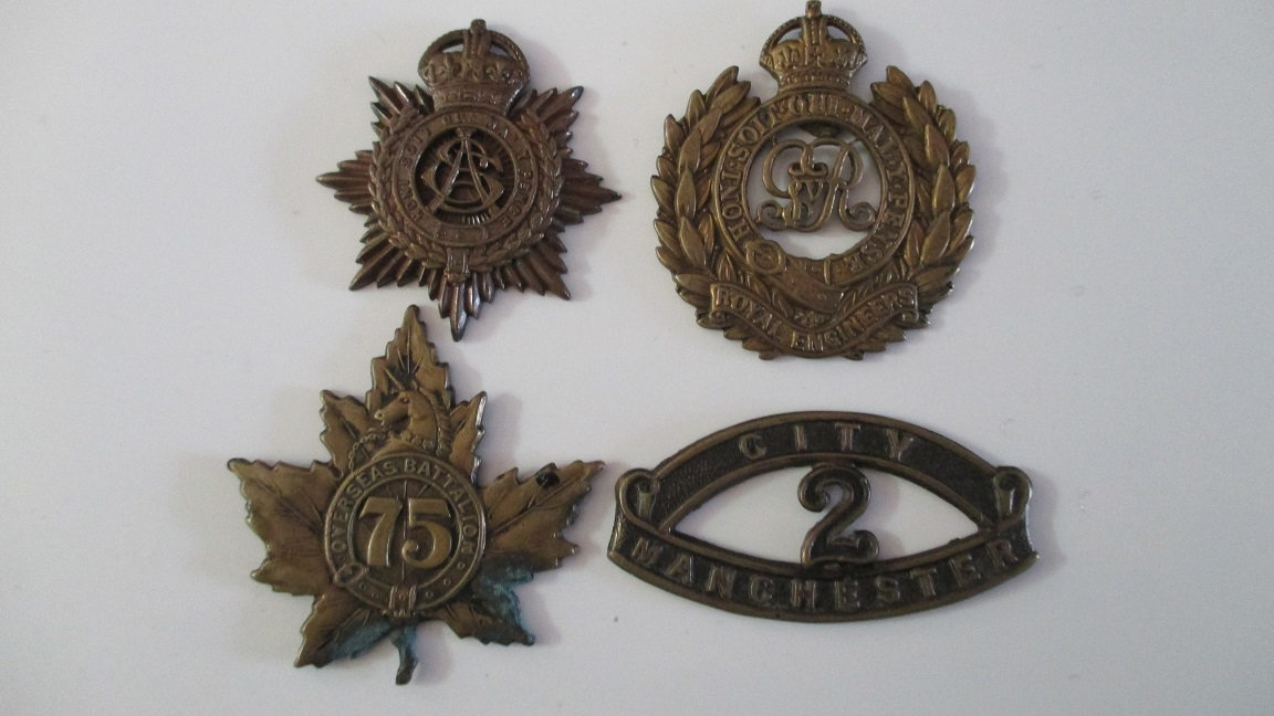 (E) Lot cap badges.*** Vendu *** O748