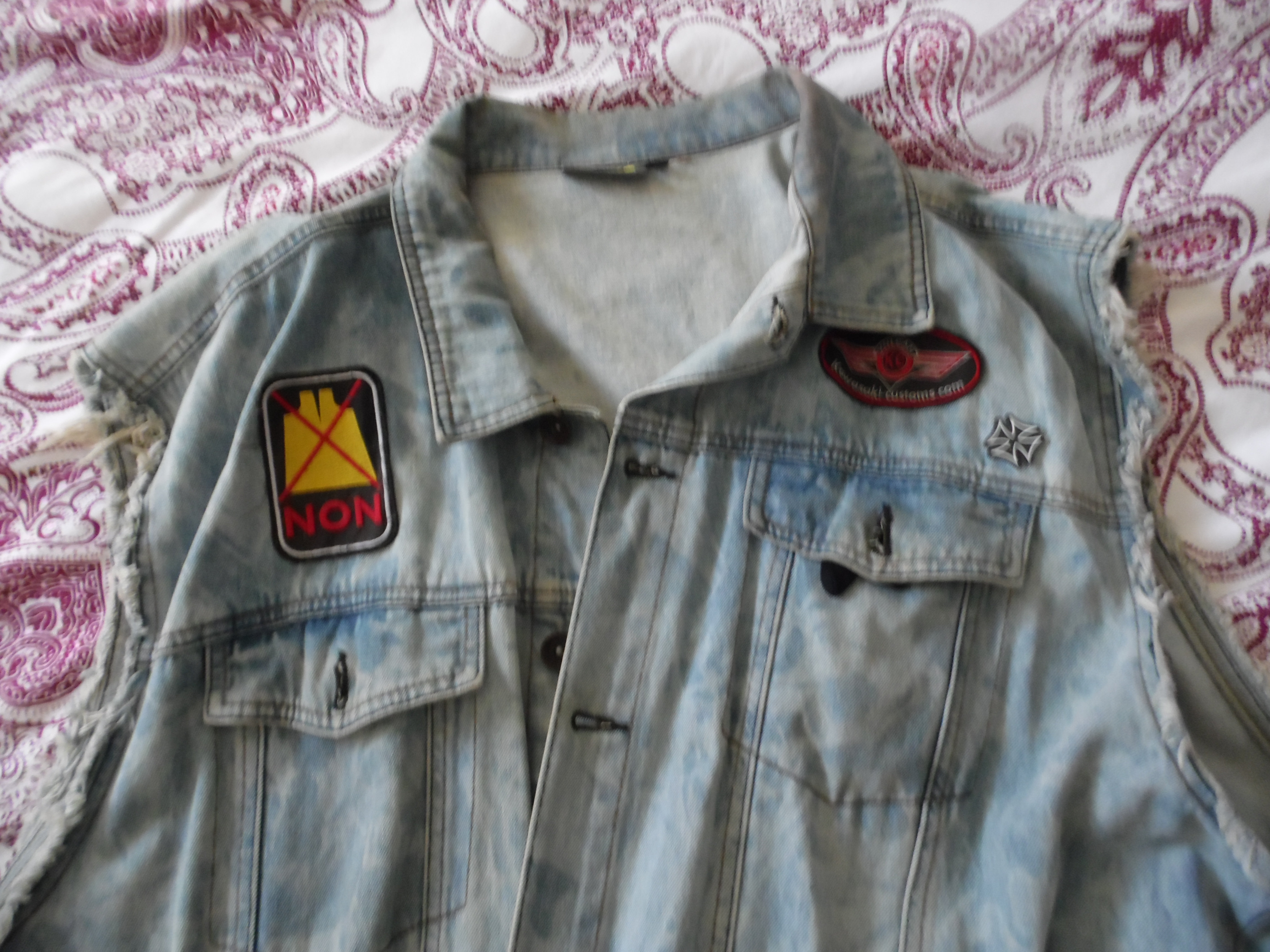 PETITES ANNONCES - vend gilet en jeans..avec patch 5j1s