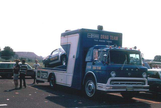 race truck car hauler ford C 600  Uajo