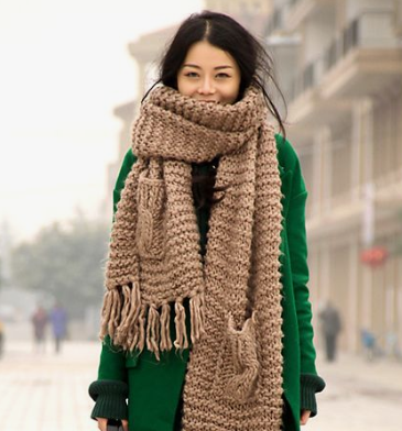 L'accessoire indispensable pour l'hiver - la grosse écharpe  Grosse  echarpe femme, Tenues de mode automnales, Idées de mode