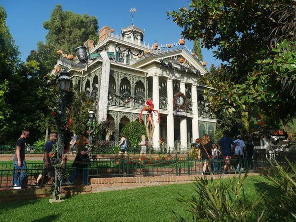 Disneyland Universal et quelques bonus pour Halloween - Page 3 5moy