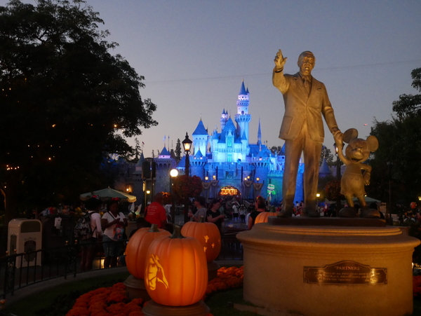 Disneyland Universal et quelques bonus pour Halloween - Page 4 8obz