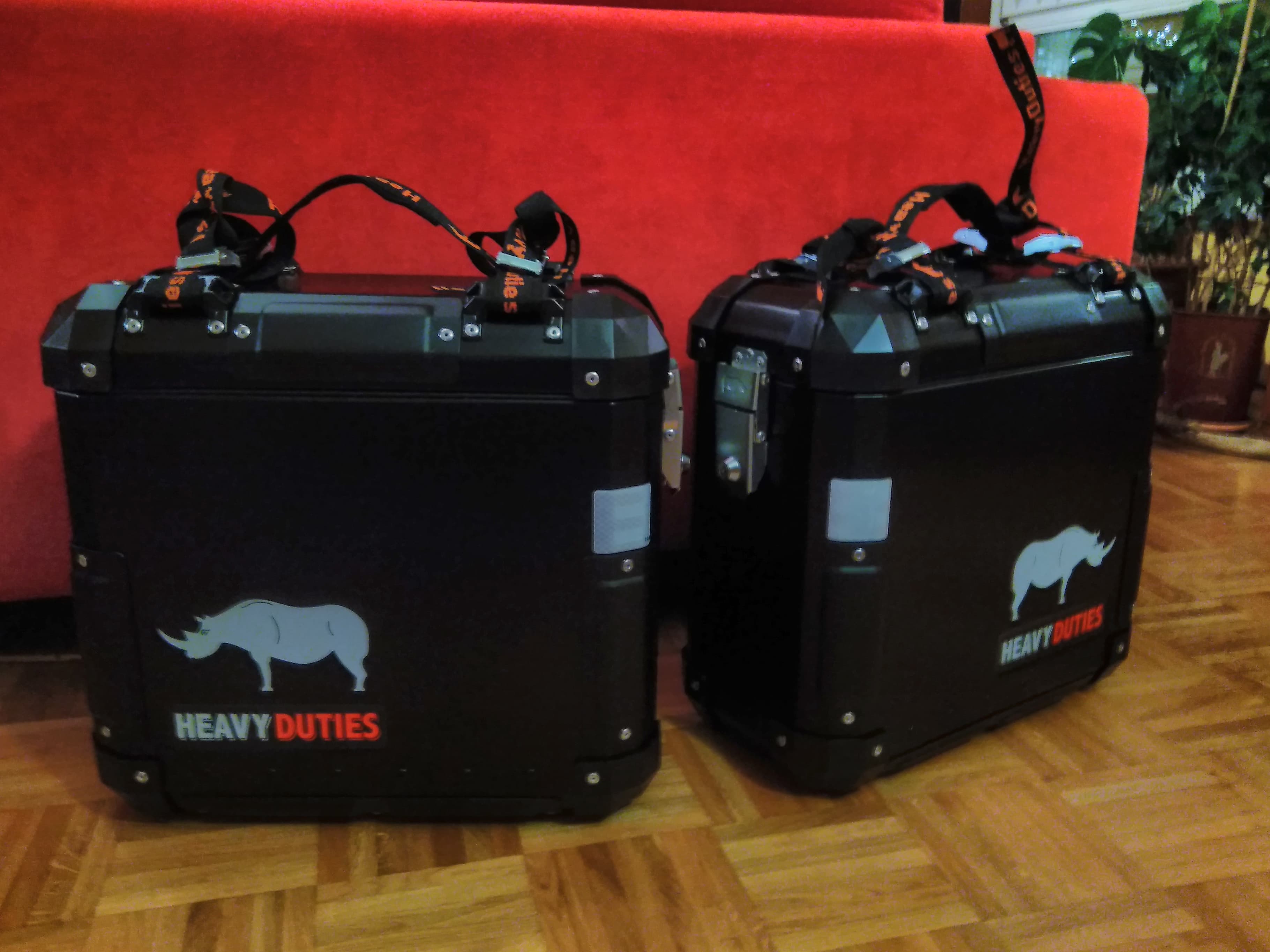 Adaptation des valises HEAVY DUTIES sur les supports de valise latérales d'origine Yamaha Ab8y