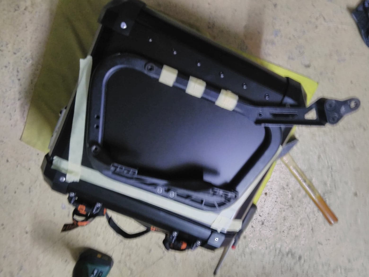 Adaptation des valises HEAVY DUTIES sur les supports de valise latérales d'origine Yamaha Pr9q