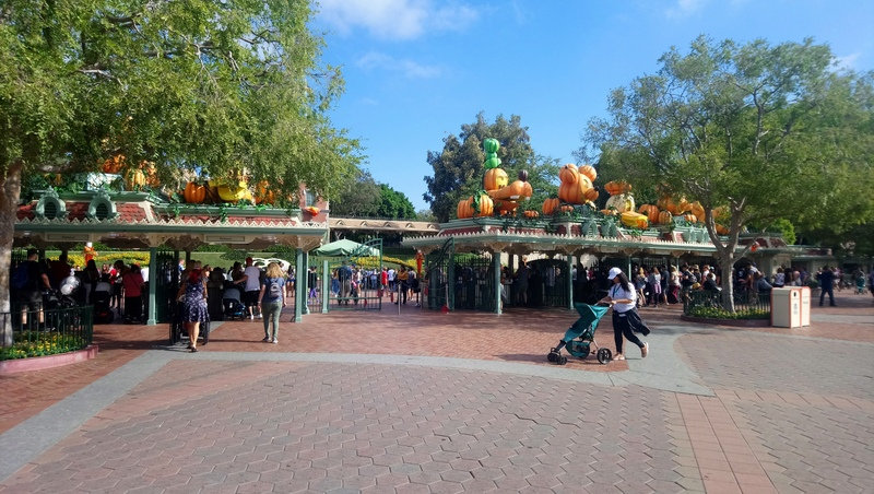 Disneyland Universal et quelques bonus pour Halloween - Page 5 U2hl