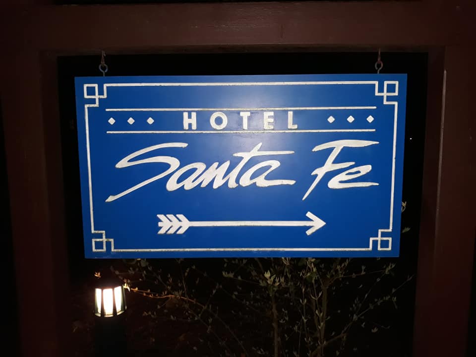 Disney's Hotel Santa Fe - Page 9 Rq0l