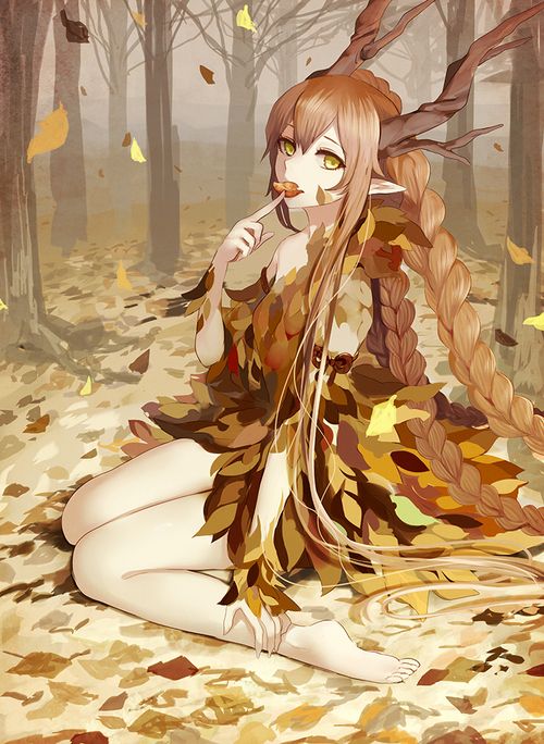 Jeune fille châtains clairs, avec un peau pâle et des yeux jaunes. Elle a deux longues branches, qui, telles des cornes, sortent de sa tête. Elle a des oreilles d’elfe, et porte une robe entièrement constituée de feuilles, variant de couleurs selon la saison.