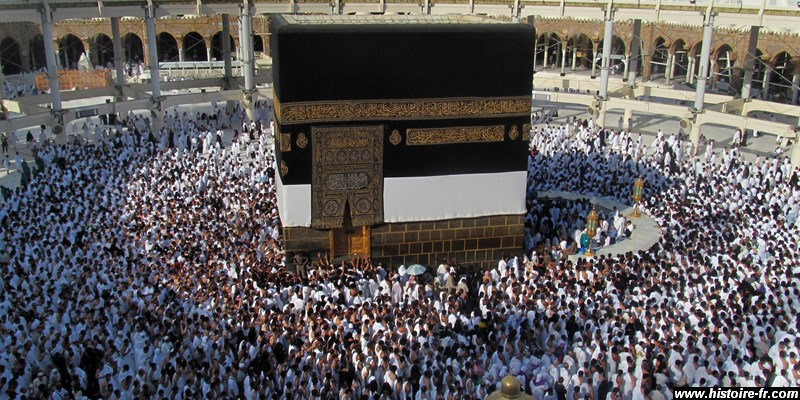 La pierre noire à la Mecque, une idolâtrie islamique Xykj