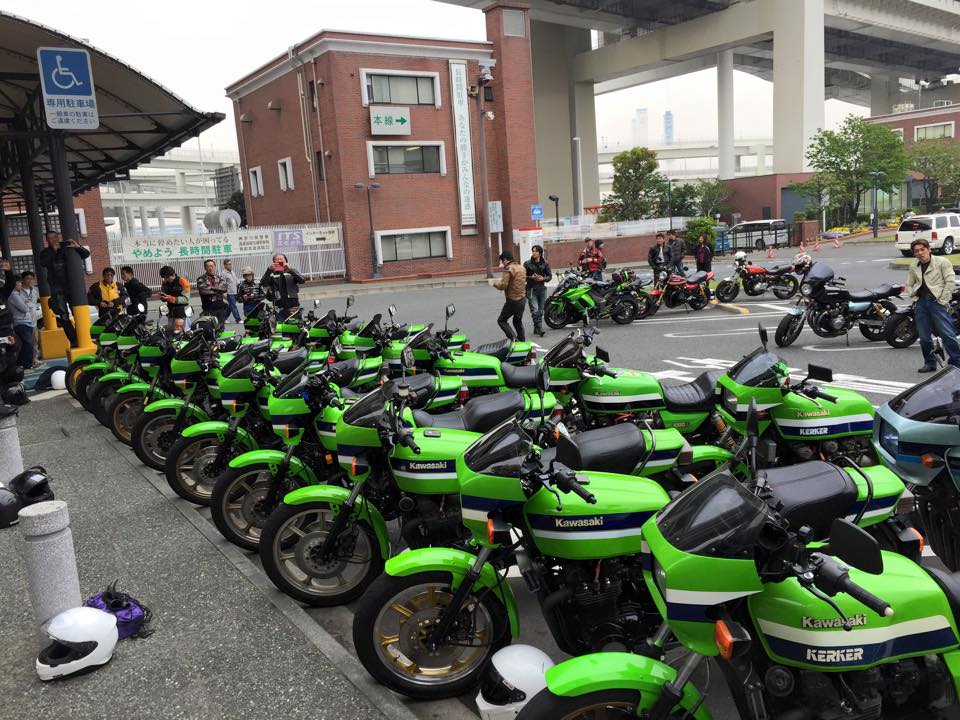 J'ai sorti les motos de mon garage pour bayer le sol ..... 3ff5