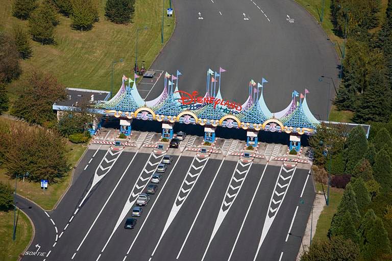 Disneyland vue d'en haut ... - Page 8 M9uz