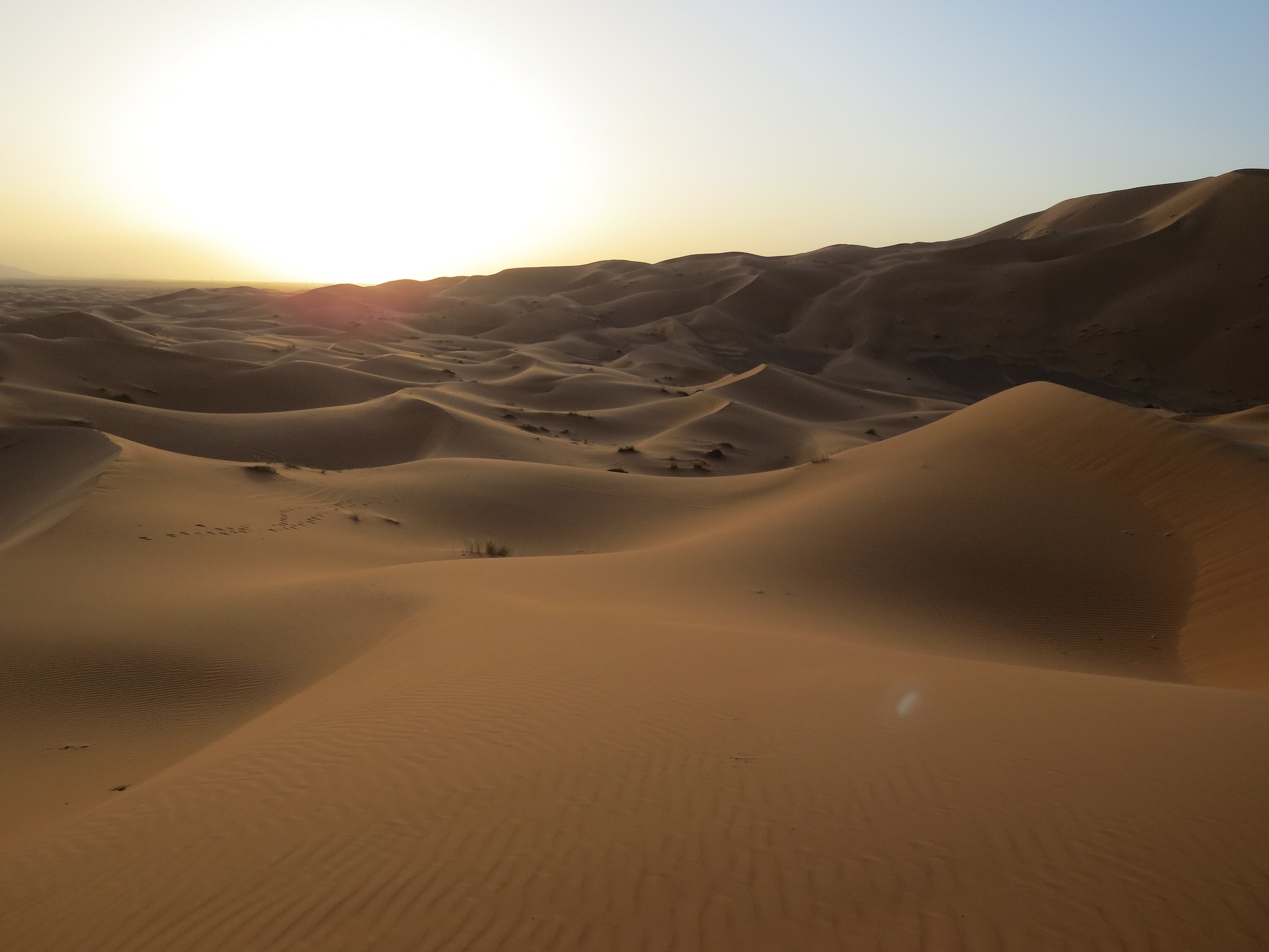 Coucher de soleil sur les dunes de l'erg chebbi vers merzouga au Maroc