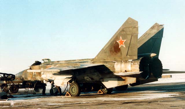 MiG-25BM SEAD Foxbat 1/48 - terminé! - Page 3 Md9q