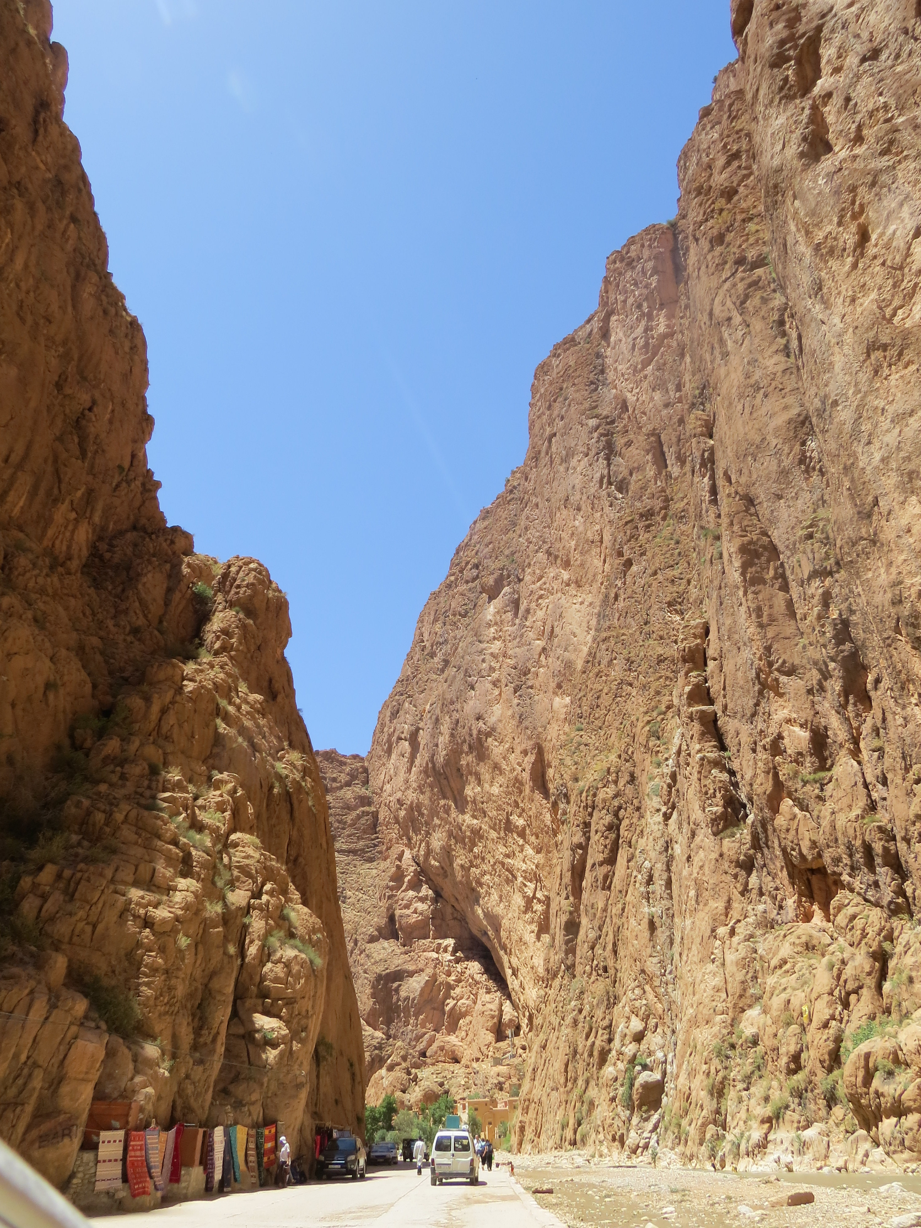 Route au point le plus escarpé des Gorges Todgha au Maroc 