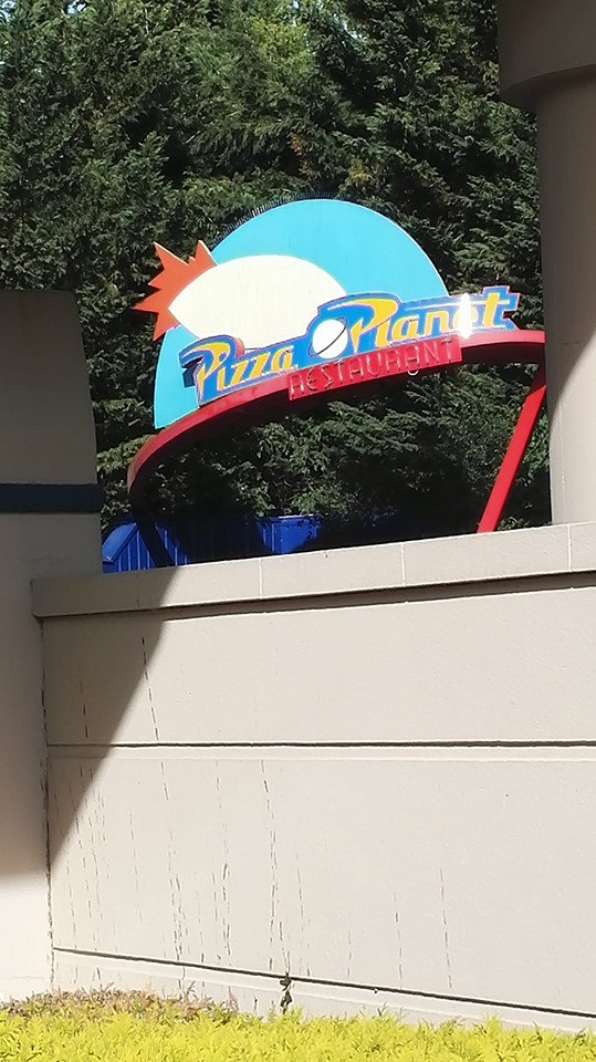 Pizza Planet (Disneyland Parc) définitivement fermé ...  - Page 6 Frxk