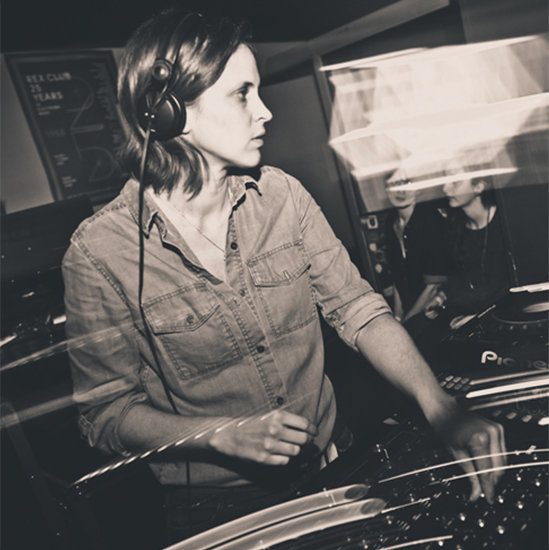 Chloe dans une cabine DJ