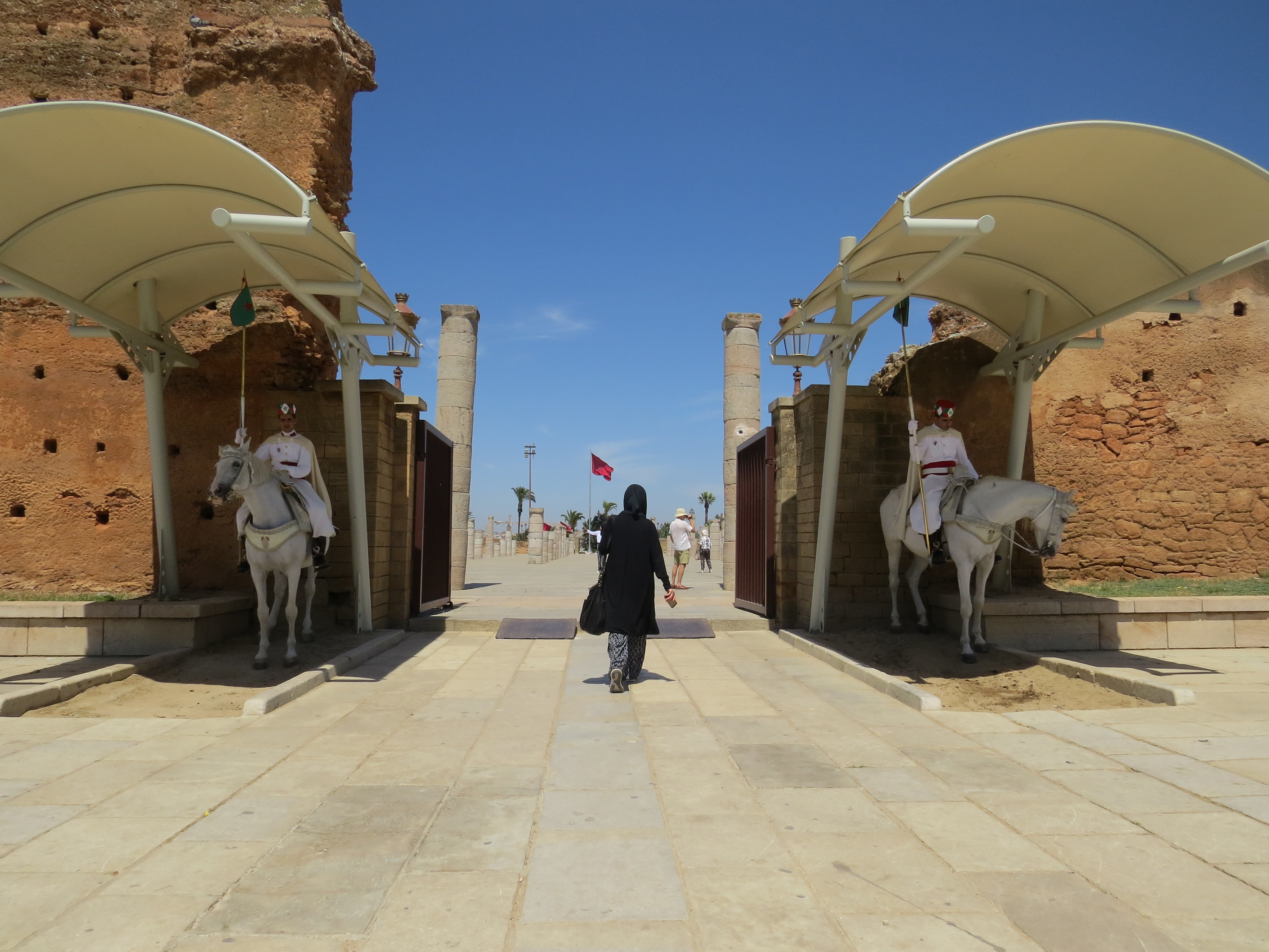 Gardes à cheval à l'entrée de l'esplanade du Mausolée Mohamed V Rabat 