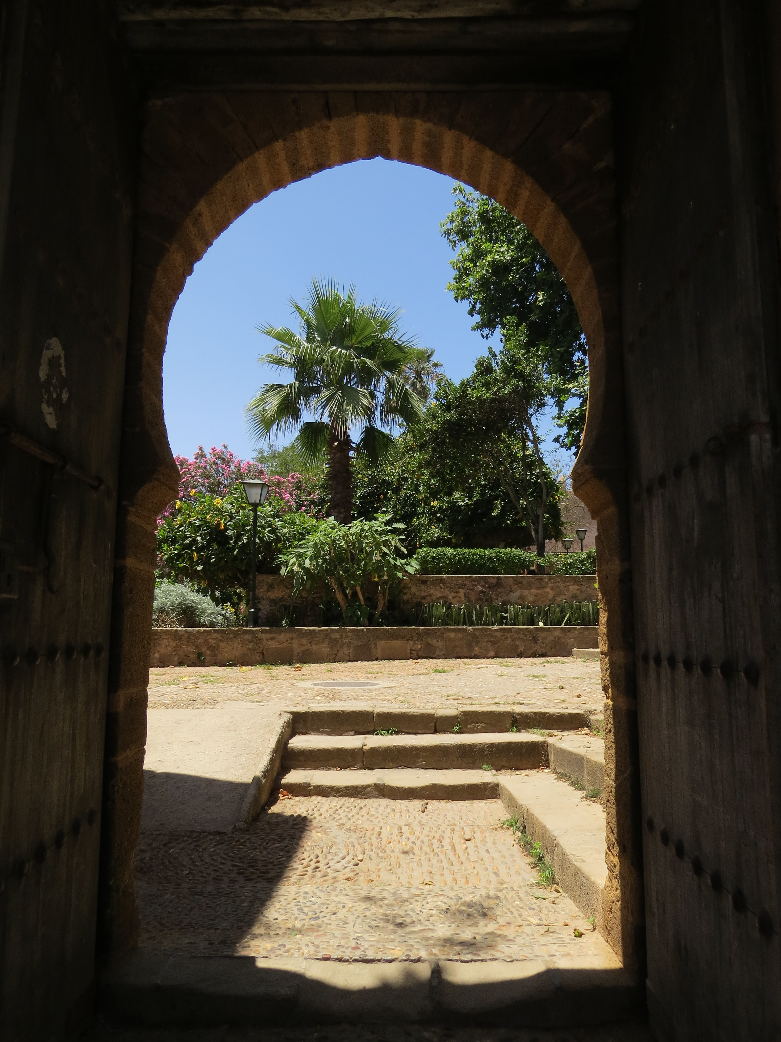 Jardin Andalou à Rabat, vue par la porte depuis le café Maure