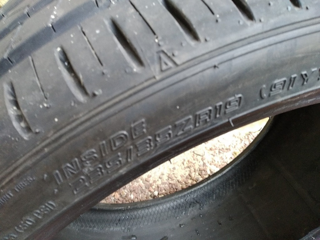 [VENTE] 2 pneus 235/35 ZR 19 Lf1d