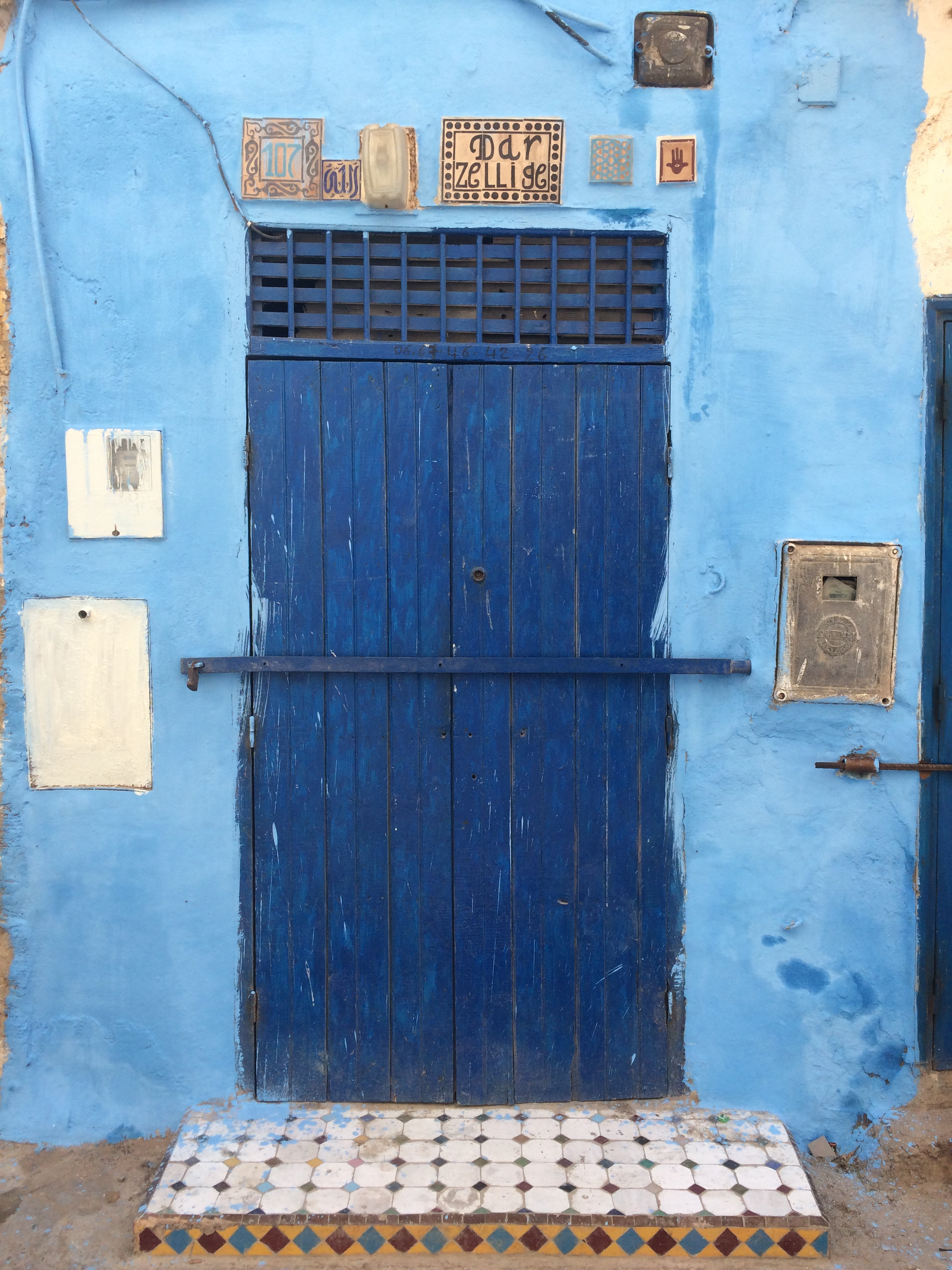 Magnifique porte bleue d'Essaouira au Maroc 