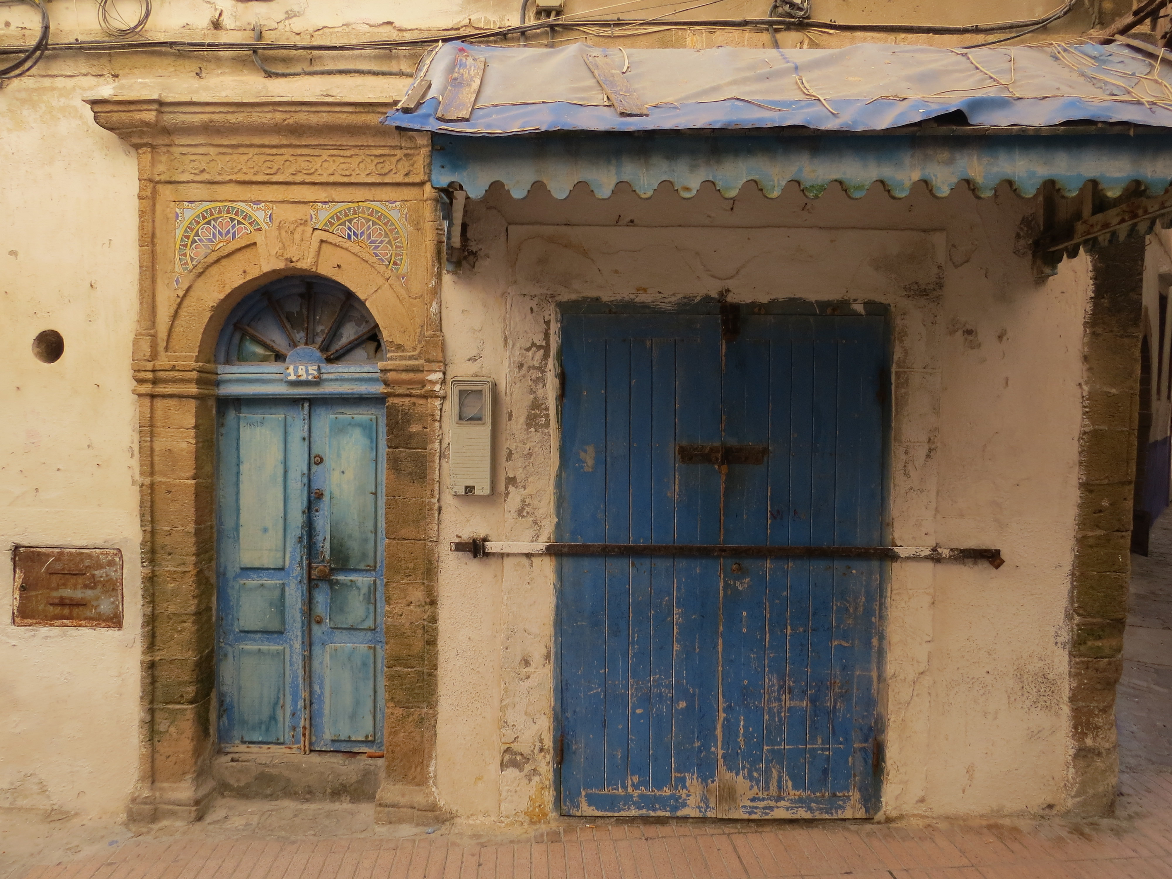 Portes et auvent dans les rues de la Médina d'Essaouira au Maric 