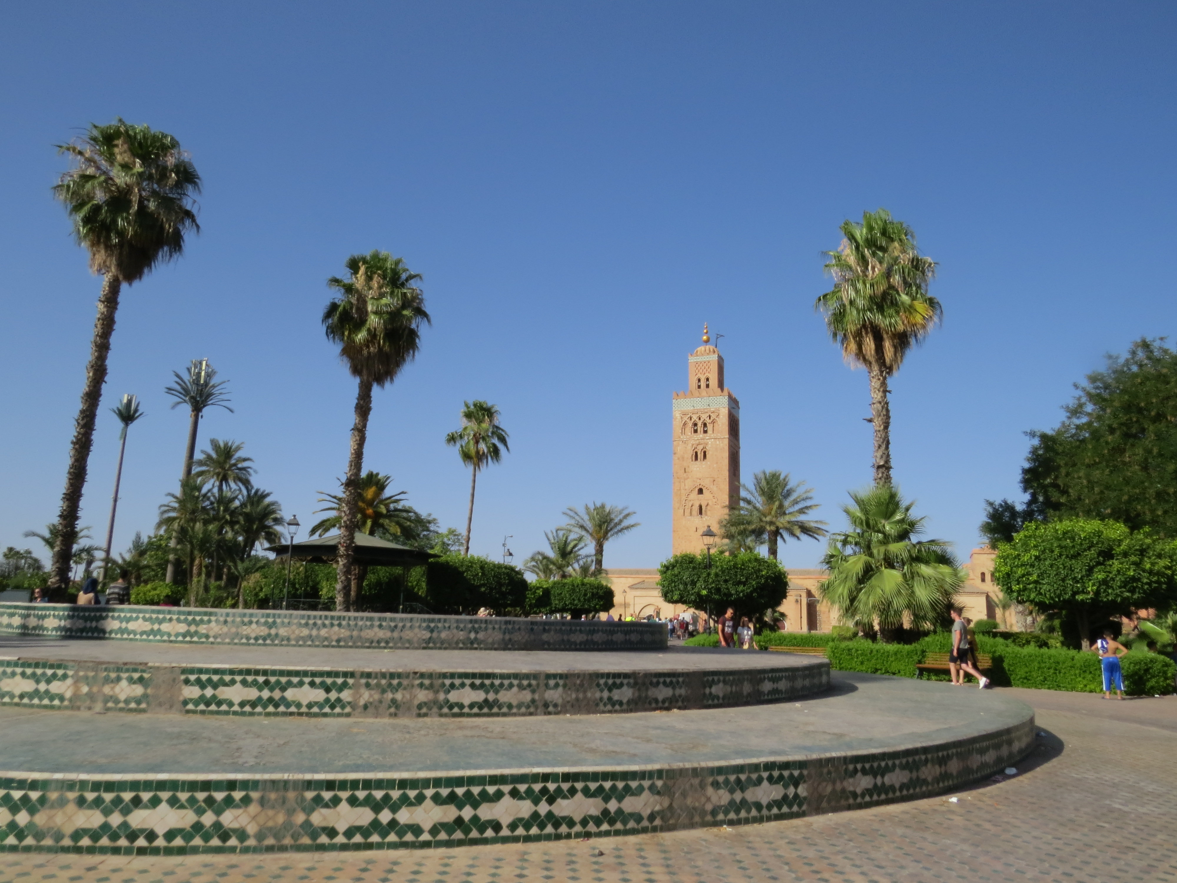 Vue sur le minaret de la Koutoubia de Marrakech depuis le jardin