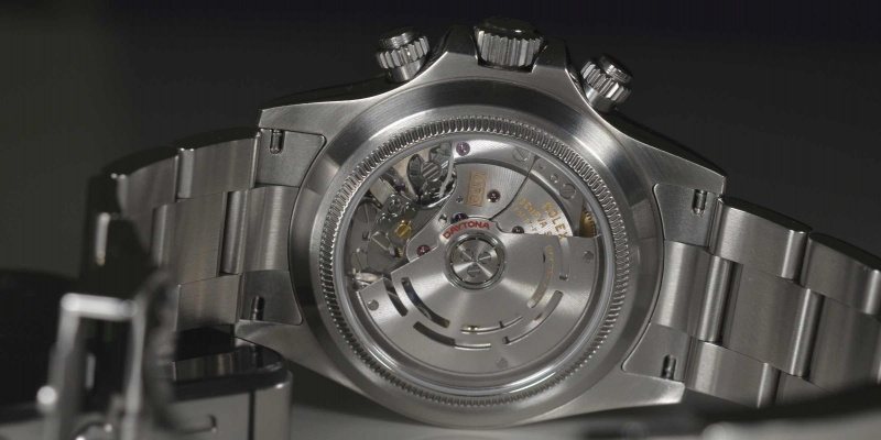 Pourquoi les Rolex n'ont pas de fond transparent ? Aq5s