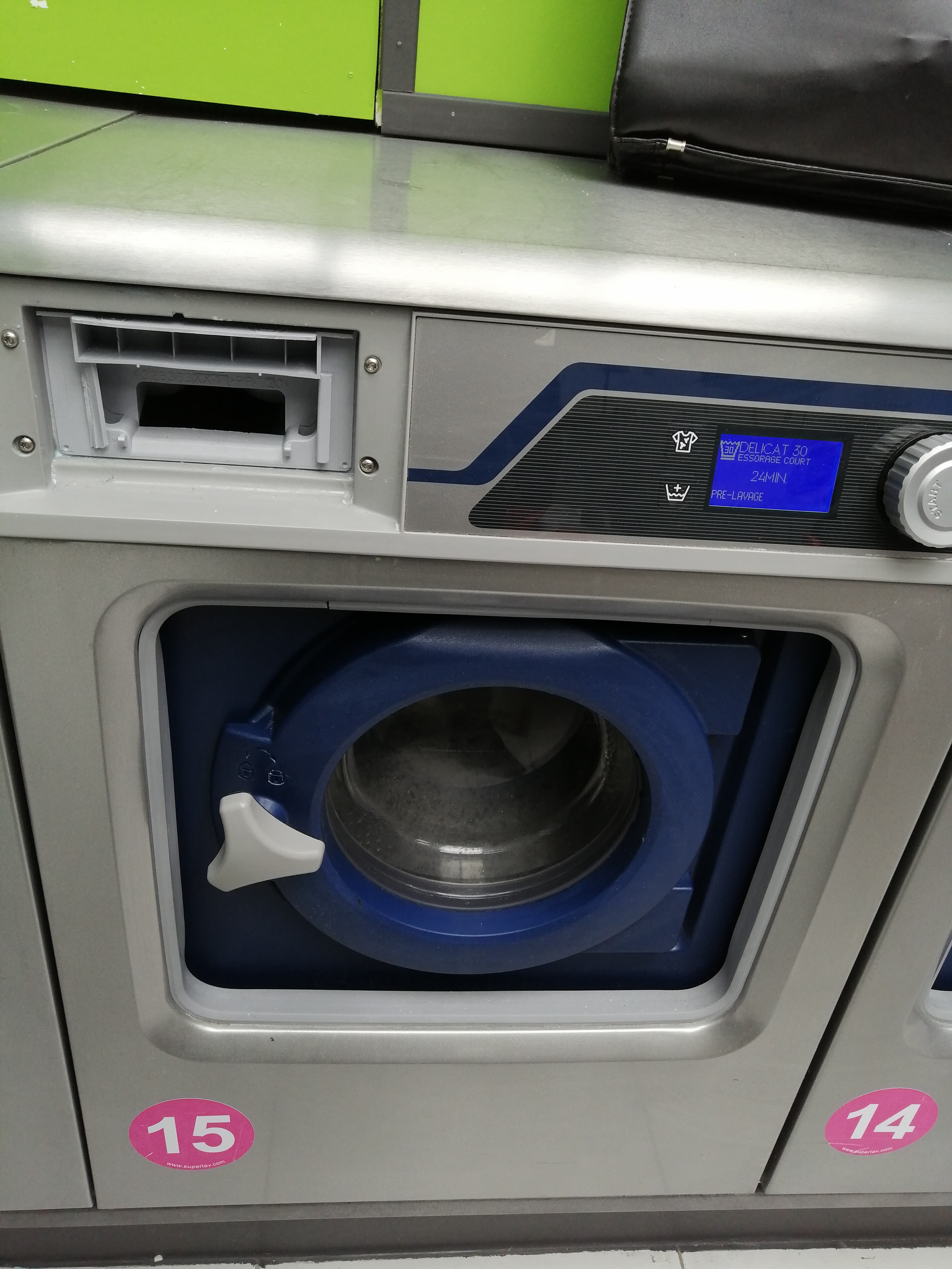 Comparatif pompe/distributeur de lessive pour laverie automatique
