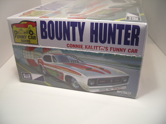 Funny car bounty hunter au 1/25 de chez mpc .  N7nb