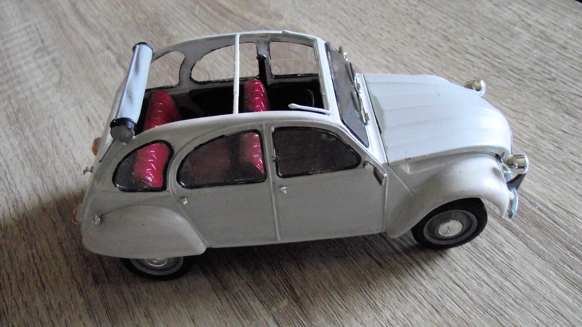 2CV Citroën Revell au 1x24 W8lp