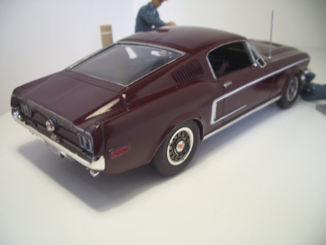 mustang GT 1968 de chez revell au 1/25 .  4njl