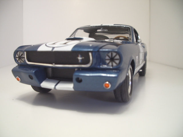 Mustang SHELBY GT 350 R de 1966 au 1/24 de chez revell .  Wrz8