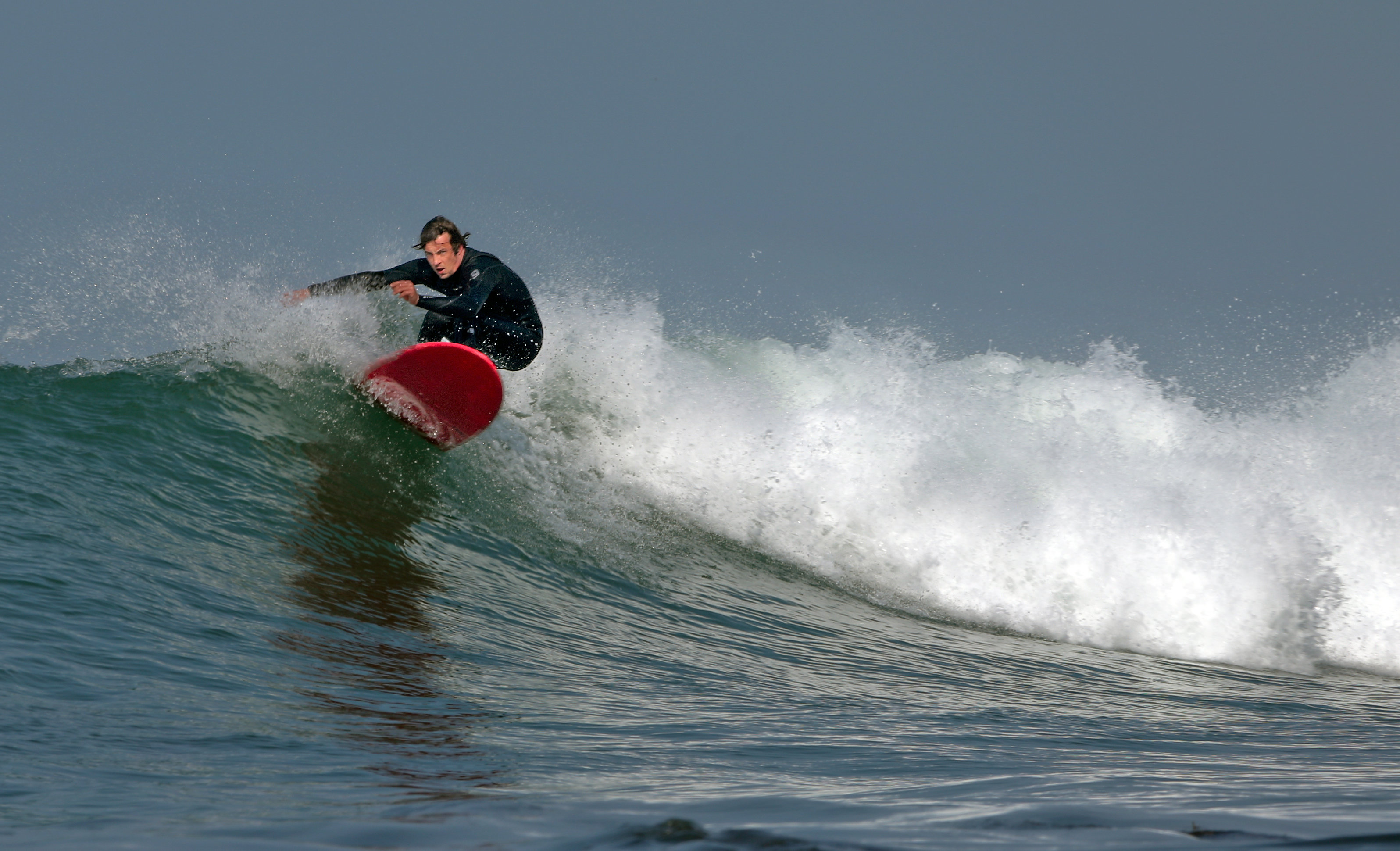 Les  surfeurs de la Pointe de la Torche .......  K9fv