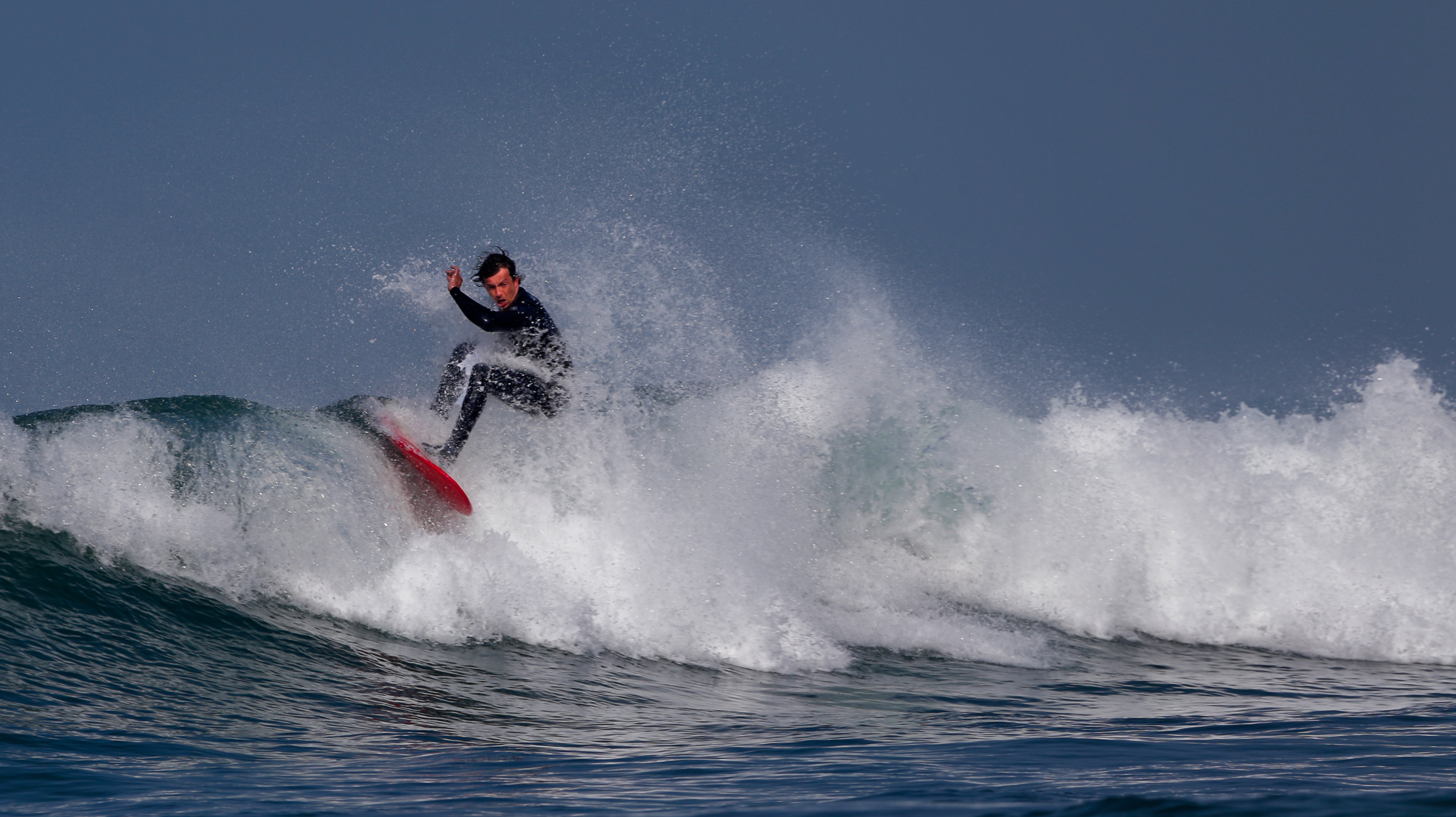 Les  surfeurs de la Pointe de la Torche .......  Su83