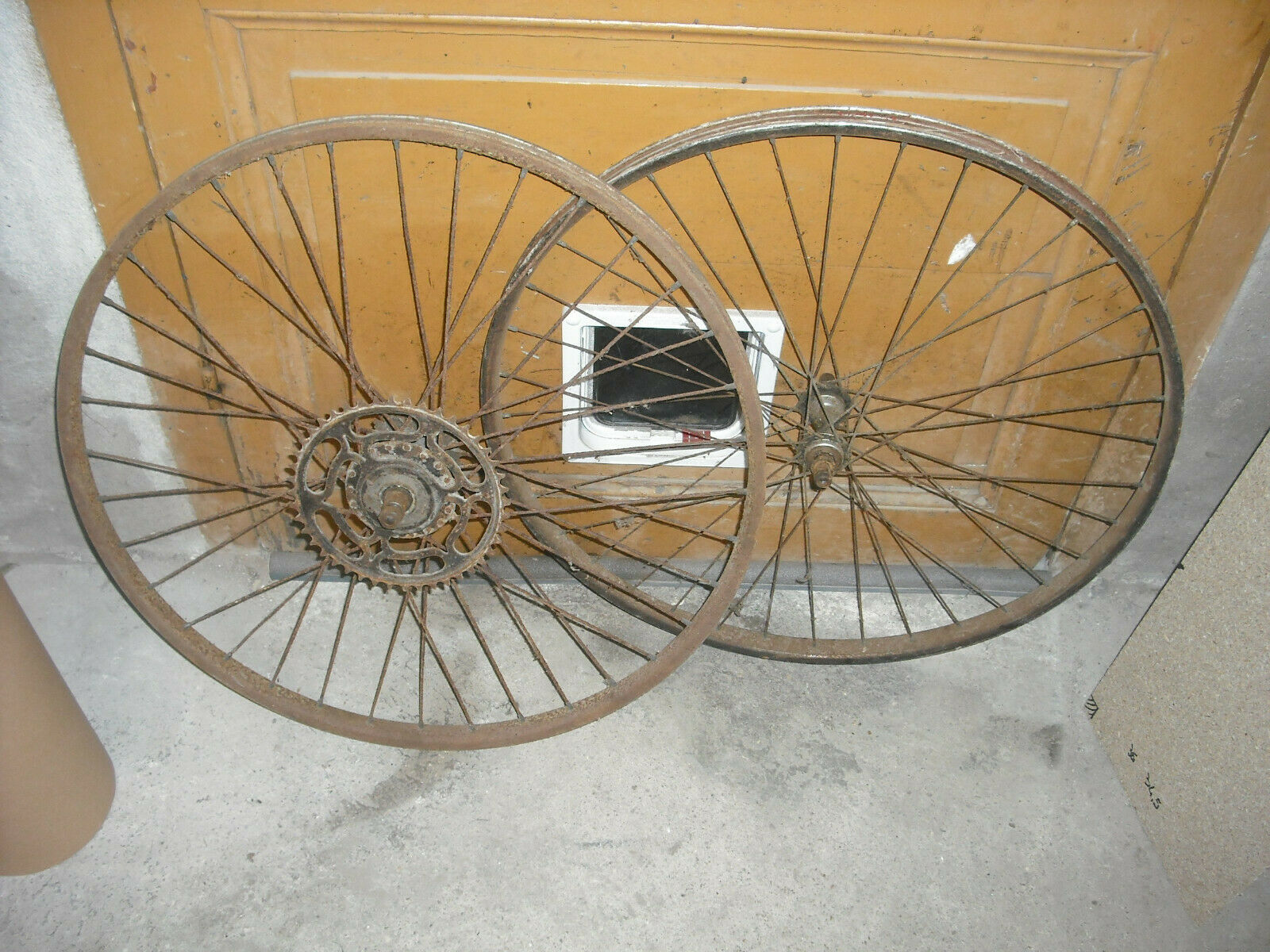 roue  ou couronnes velomoteur,moyeux 8i6p