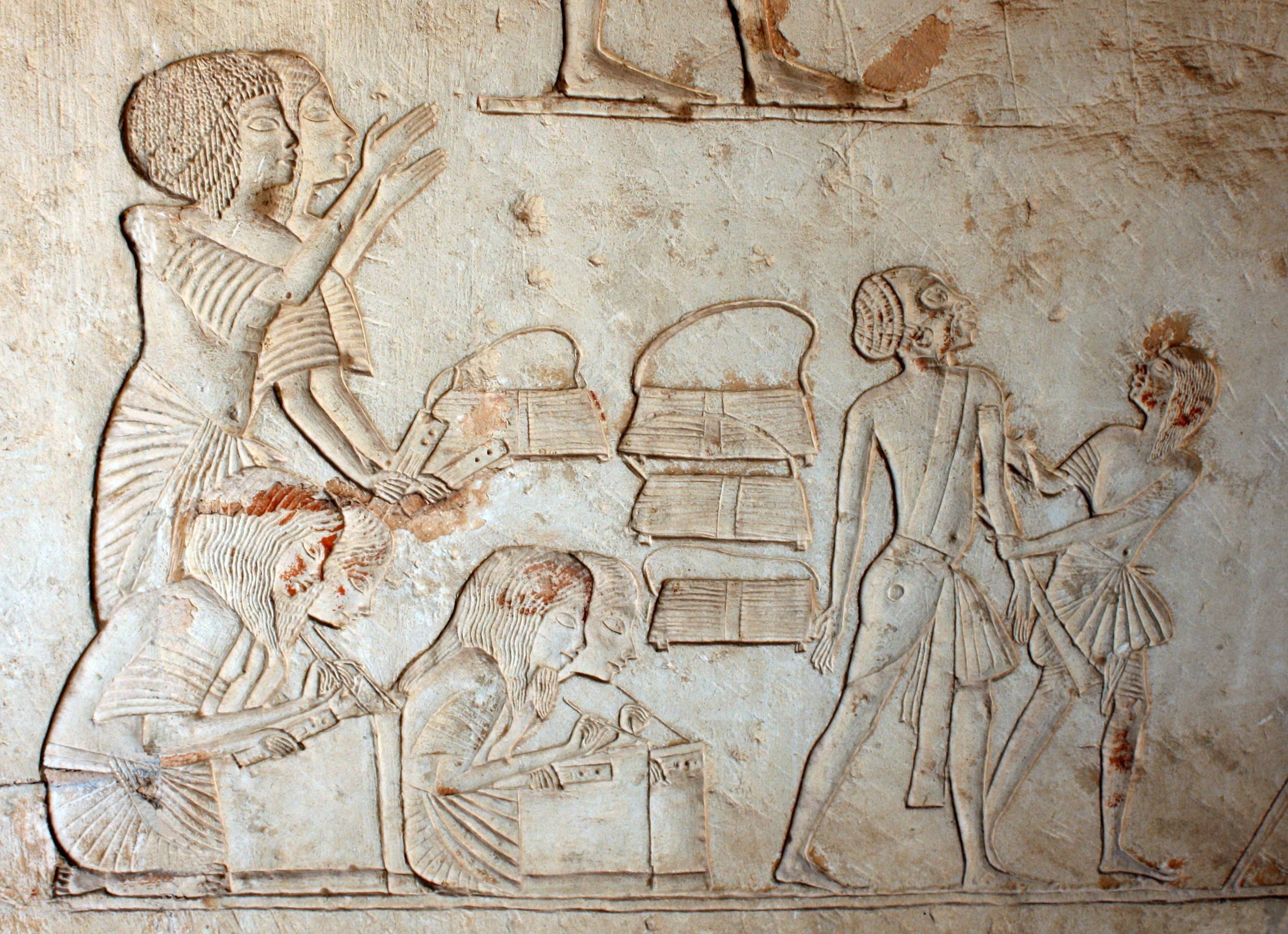 Des scribes s'affairent dans la tombe d'Horemheb à Saqqarah.