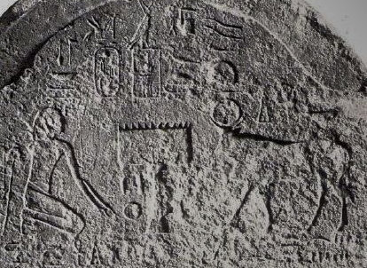 Stèle du roi Perse Cambyse tu du taureau Apis