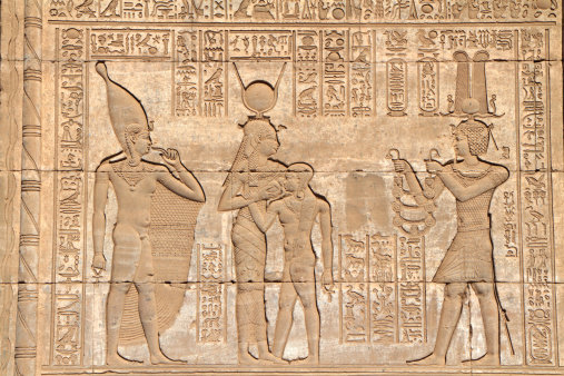 Relief représentant Hathor allaitant Harsomtous