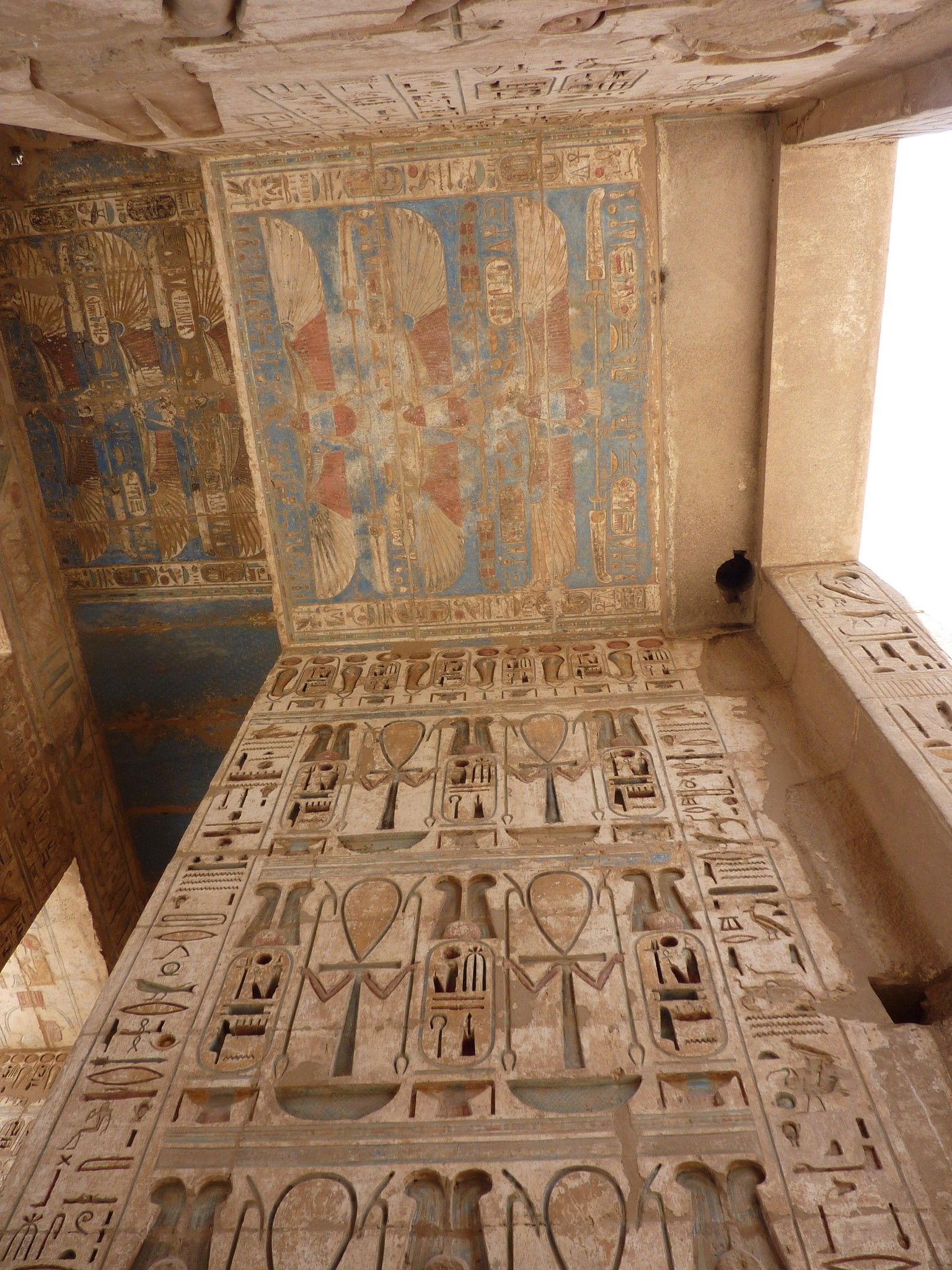 plafond du temple et cartouches de Ramsès III