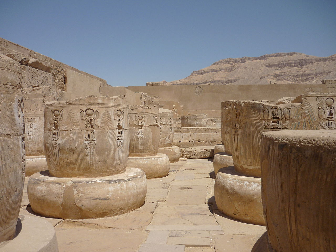 restes de colonnes des trois salles hypostyles