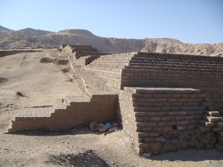 Mur d'enceinte du temple funéraire de Thoutmosis III