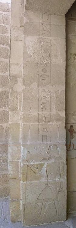 Pilier décoré au nom de Khnoumhotep