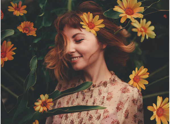 Femme avec une chemise à fleur couleur crème